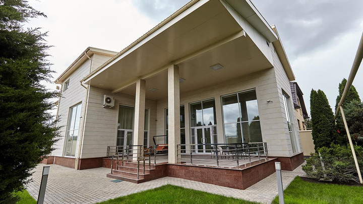 В Краснодаре сестра жены арестованного генерала Кузнецова срочно продаёт дом за 125 млн рублей