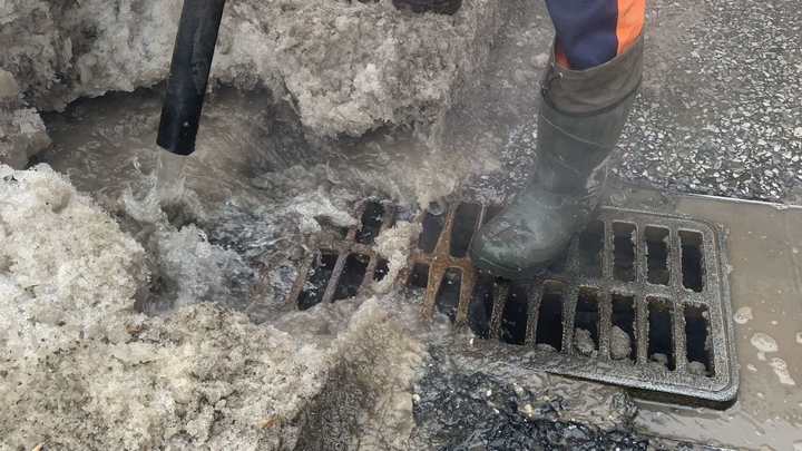 В Самаре коммунальные службы приступили к промывке дождеприемников