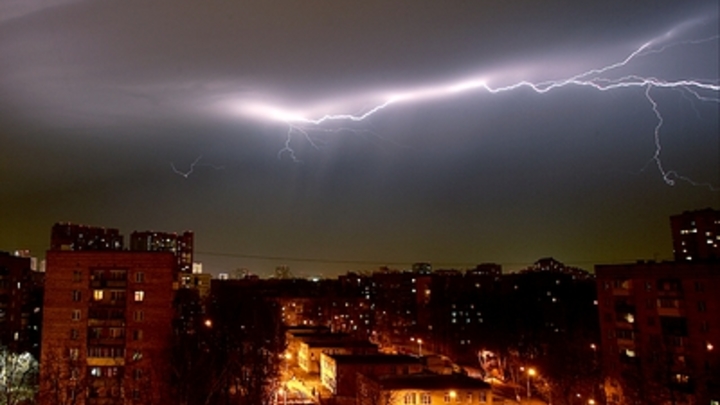 Молния ударила в самокат: Жительница Коломны отделалась травмами ног