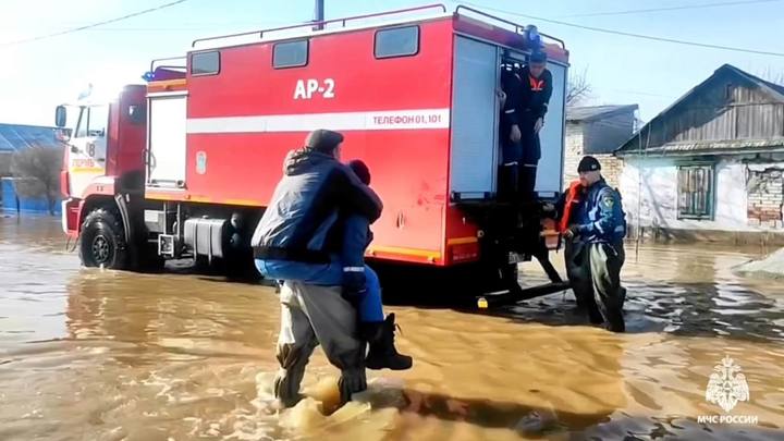 В Орске тысячи домов стремительно уходят под воду: что известно