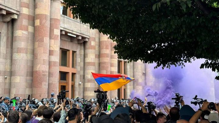 Протесты в Армении подошли к опасной черте: Товарищ генерал поспешил всех предупредить