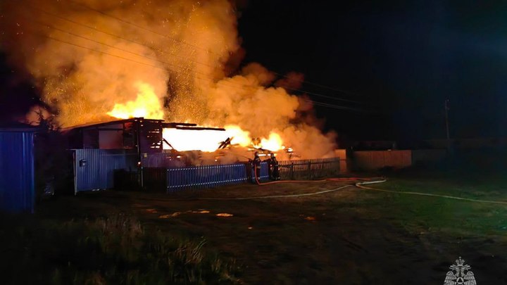 На пожаре в Патакино пострадали два человека