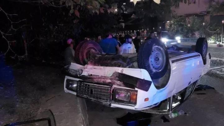 В Сочи водитель без прав за рулём ВАЗа сбил двух пешеходов на тротуаре