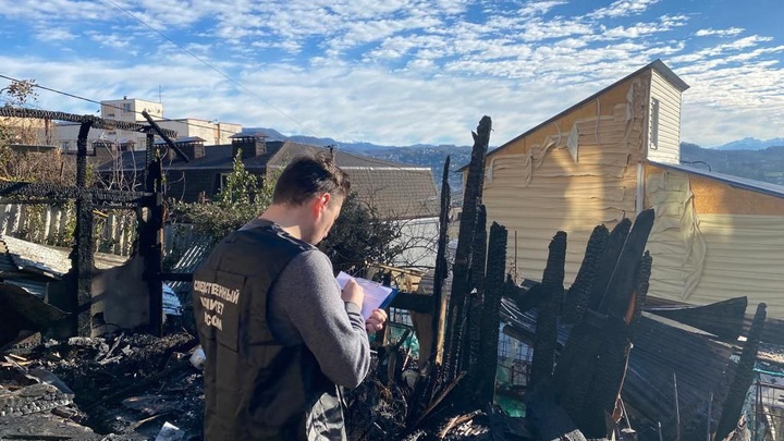 В ночном пожаре в Сочи погиб мужчина