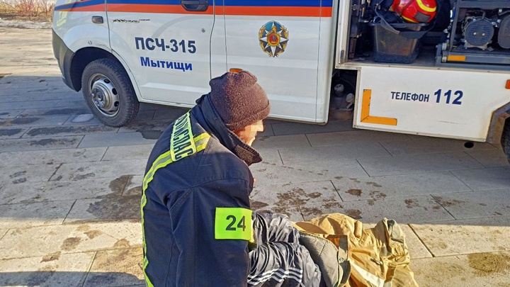 В Мытищах рыбак чуть не утонул, провалившись под лед в городском парке