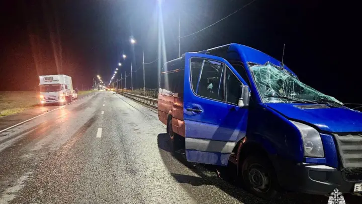 Автокатастрофа в Калмыкии 19 мая: маршрутка врезалась в большегруз, есть погибшие, видео аварии