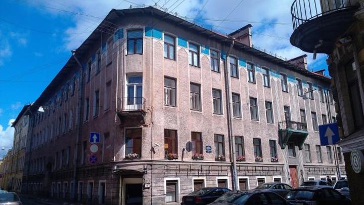 Плиткой по голове: Петербурженку увезли в больницу после падения элемента с фасада дома