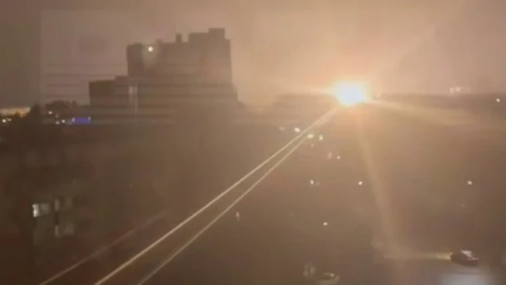 Очевидцы сняли на видео момент удара молнии в ЛЭП и мощного взрыва в Приморье