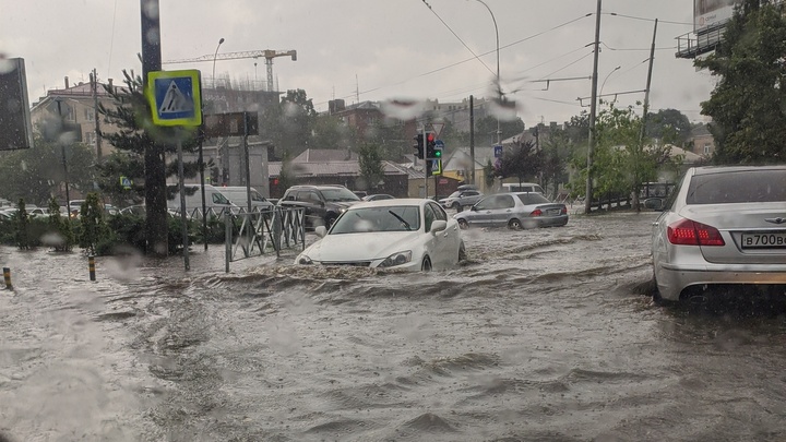Непогода на Кубани: Геленджик и Краснодар подтопил дождь, а на побережье бушуют смерчи