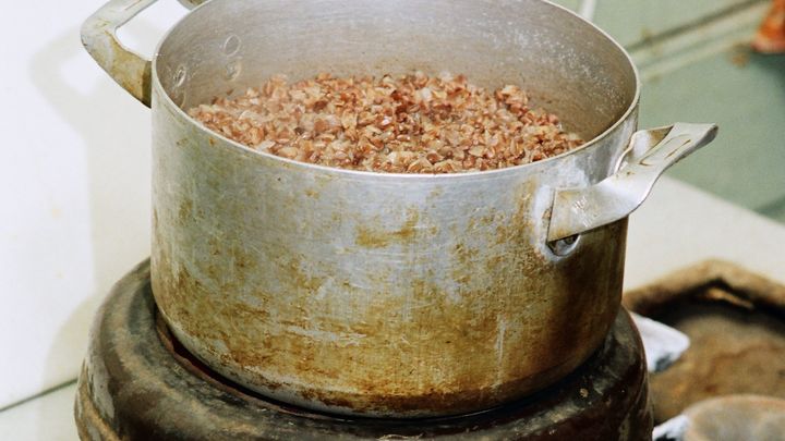 Очистить кастрюлю от нагара без усилий: Помогут сода, уксус и фольга