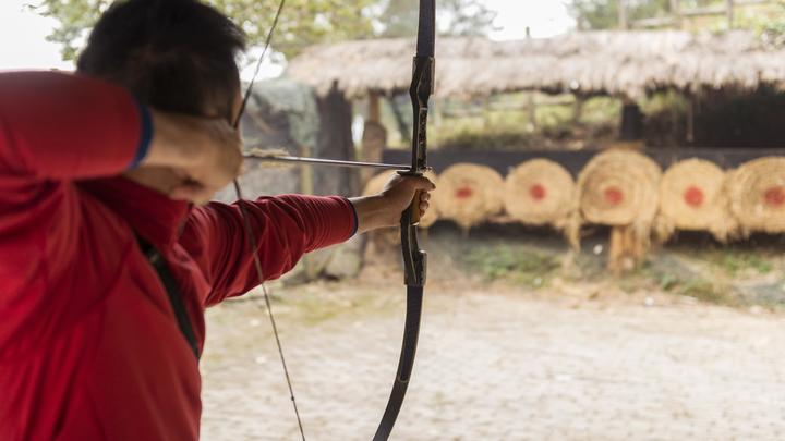 Молдавский Робин Гуд расстрелял мэрию из лука и избежал наказания. Всё по закону