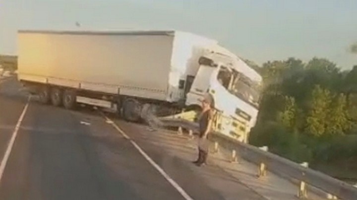 Фура вылетела с моста после ДТП в Кузбассе