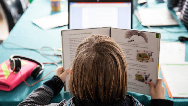 В Армении школьникам предлагают постепенно перейти на электронные учебники