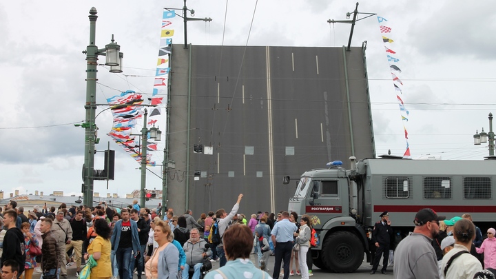 Главный военно-морской парад завершен. Петербуржцы проигнорировали антиковидные ограничения