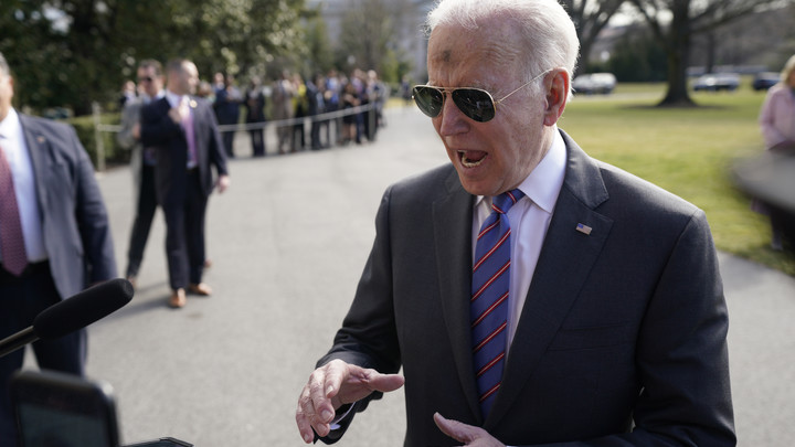 Козыри в рукаве: Политолог раскрыл хитрость теряющего доверие Байдена