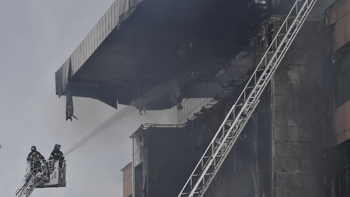 Число пострадавших на горящем складе Ozon выросло. Здание полностью в огне