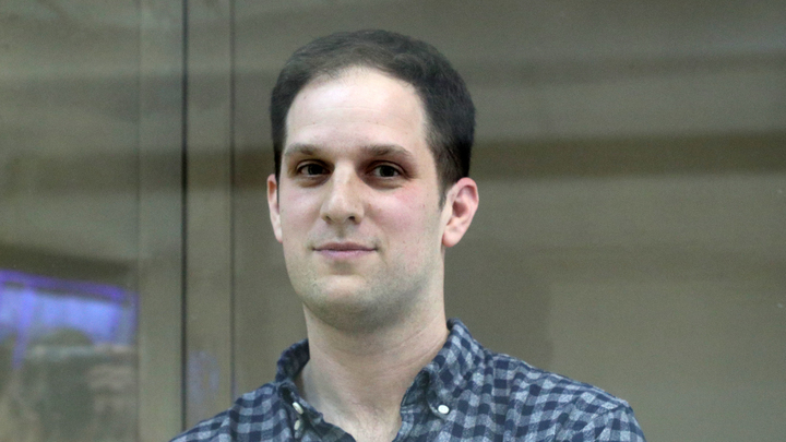 Заулыбался только в самолёте. ФСБ показала реакцию Гершковича на обмен