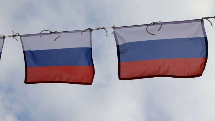 В Красноярске музыкальную школу в День флага России украсили флагом Сербии