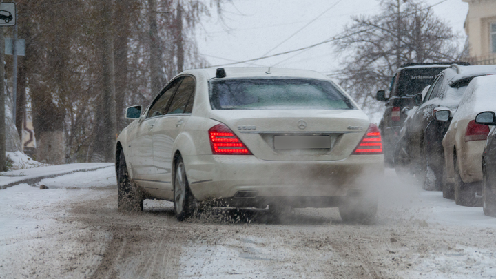 Автоэксперт объяснил, как правильно управлять авто во время снегопада