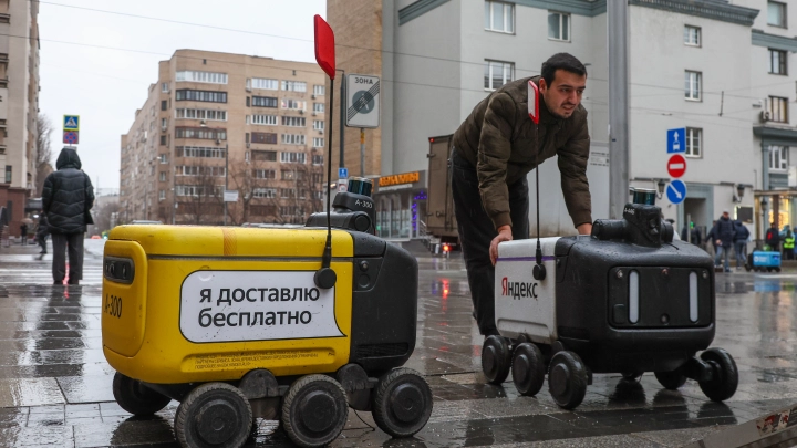 «Мы не могли бортами разойтись»: Вице-премьер Григоренко рассказал о ДТП с роботом-доставщиком