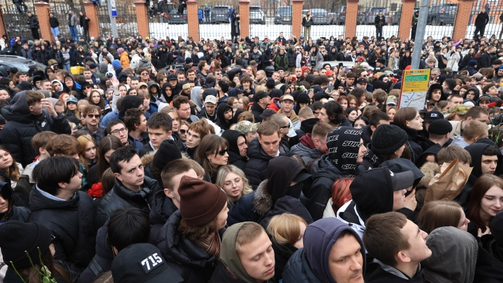 Истерики, наркотики, полиция сдерживает натиск: Что происходило на похоронах Паши Техника