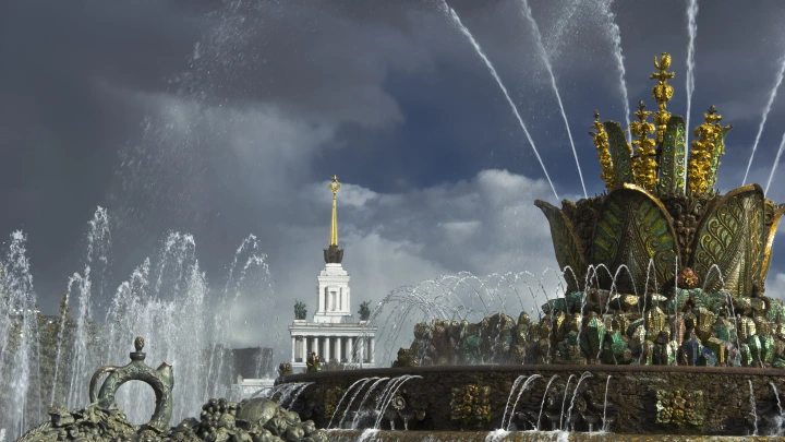 Необычный киноробот Аркаша проводит экскурсии для гостей Музея кино на ВДНХ