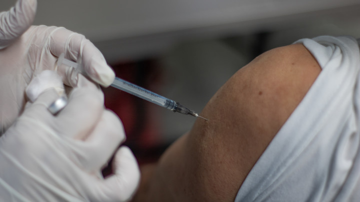 После чего болеют чаще? Появились данные о заразившихся вакцинированных в России