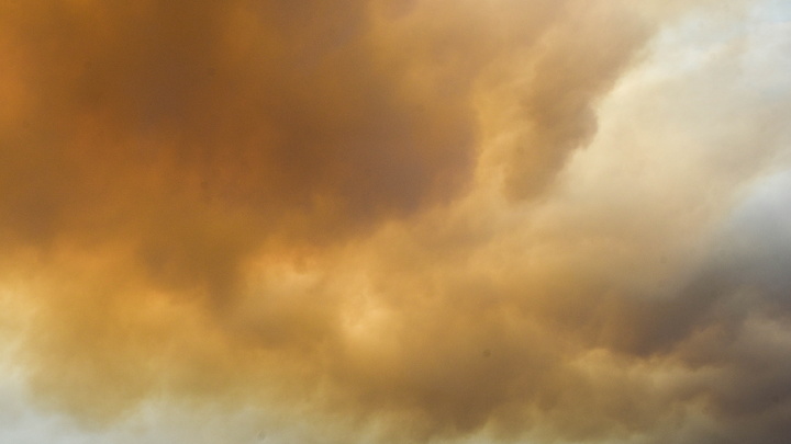Оранжевый дым сняли на видео в небе над регионом России