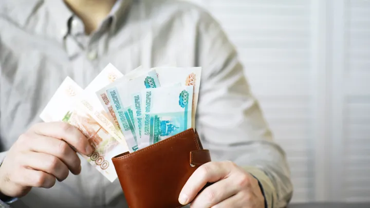 Петербуржцам официально поднимают МРОТ: зарплаты вырастут с 1 января