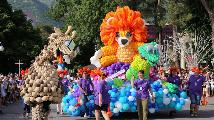 Открытие первого за три года карнавала в Геленджике посетили более 1 тысячи человек