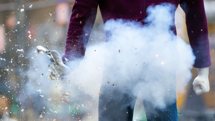 В Сочи подростки обстреляли фейерверками памятник «Три солдата»