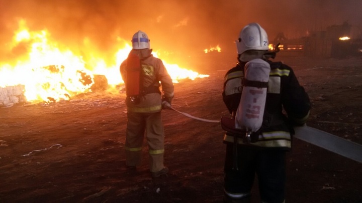 В одной из деревень Ивановской области пожар уничтожил дом, пристройку, гараж и машину