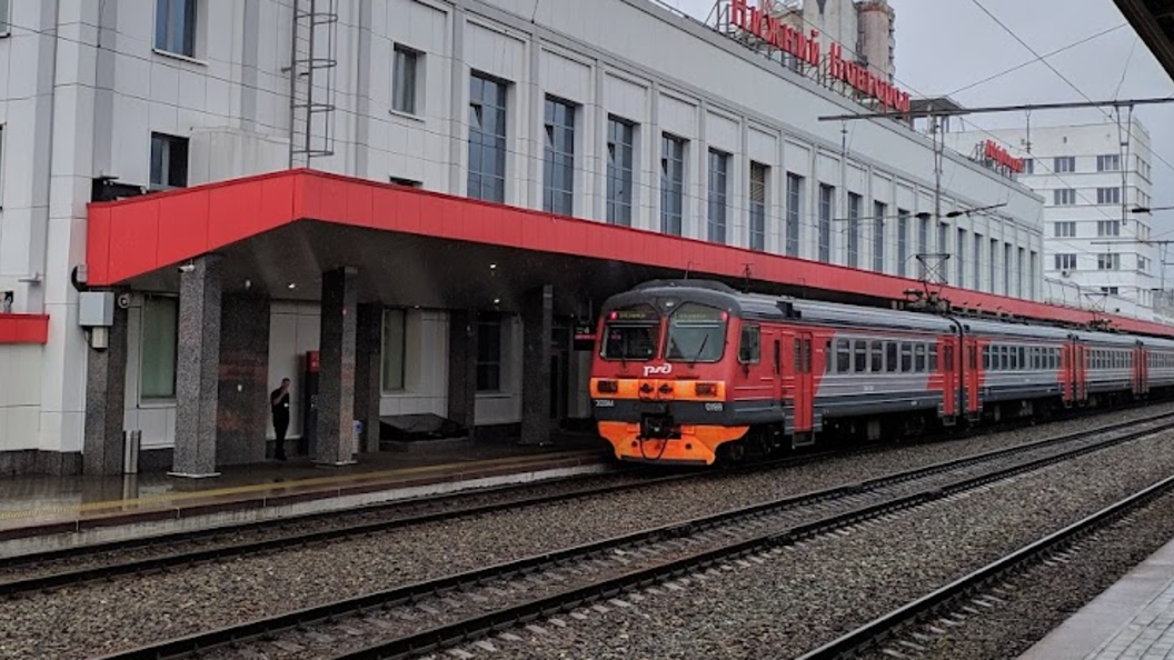 Ласточка новосибирск новокузнецк. Ласточка Барнаул. Ласточка Новосибирск. Электричка Барнаул. Алтайский край Барнаул поезд.