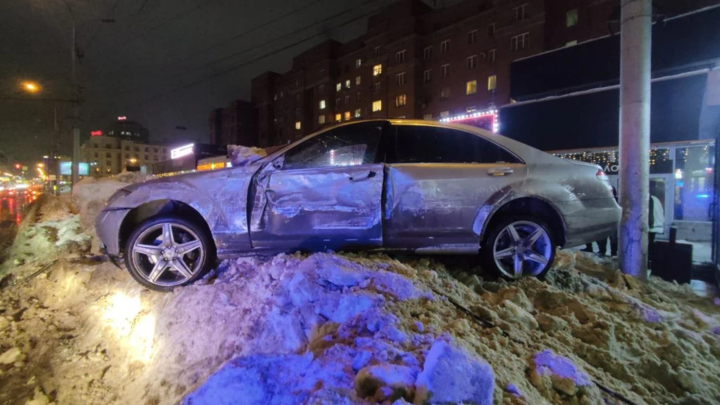 Пьяный водитель Mercedes протаранил автобус в Новосибирске