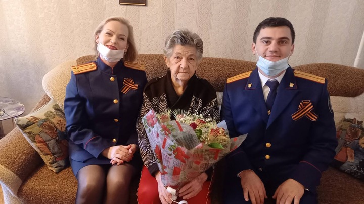 В Самаре сотрудники следственного комитета поздравили ветерана ВОВ