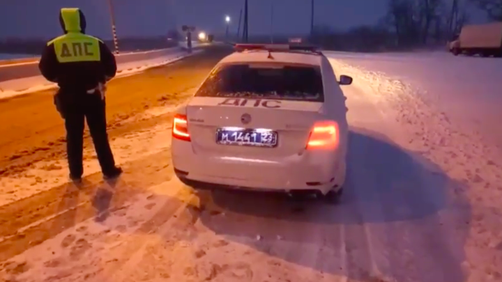 В Краснодарский край вновь пришла зима, снегом заметает пять районов