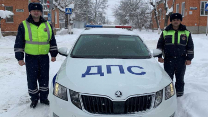 «Поскользнулся и потерял сознание»: В Лабинске сотрудники ДПС спасли от обморожения пенсионера