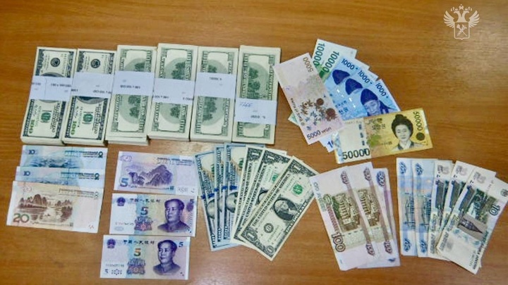 В Новосибирске женщина пыталась незаконно вывести в Китай 57 тысяч долларов