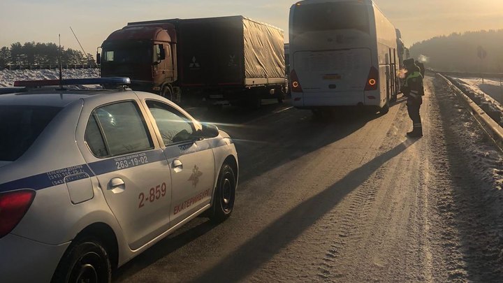 Свердловские полицейские помогли детям, которые застряли в мороз на трассе