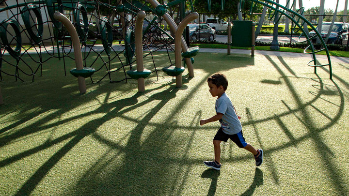 В Сочи мужчина хотел украсть 2-летнего ребенка с детской площадки, спрятав его в коробку
