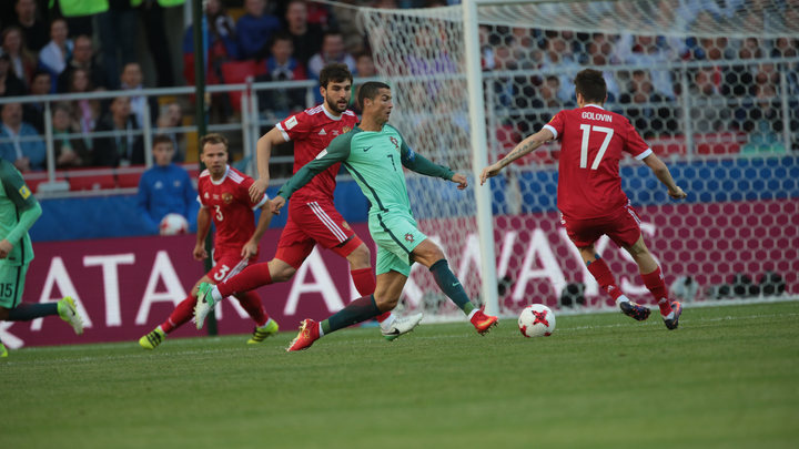 В первом тайме матча Россия - Португалия голом отличился Роналду
