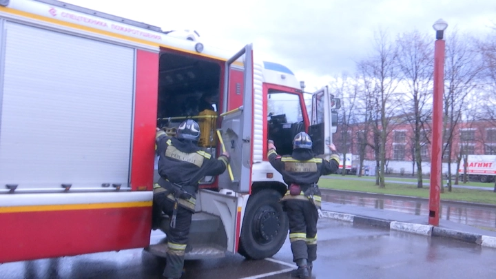 Выбежали на улицу в домашней одежде: жильцы дома в Приморске, где произошёл взрыв, рассказали о сильном пожаре
