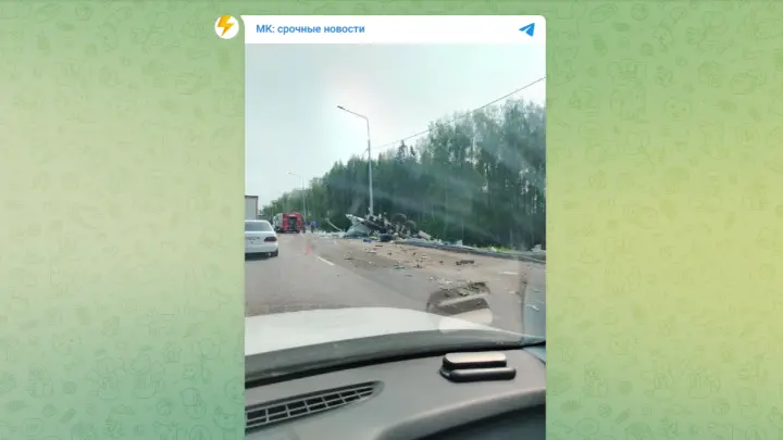 Фура улетела в кювет и перевернулась на Новорязанском шоссе в Подмосковье