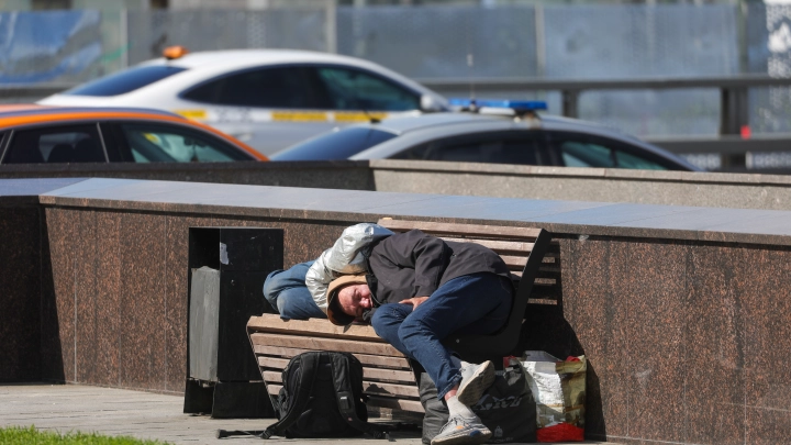 Спать на картонке, просить подаяние: чиновники на три дня окунутся в жизнь бомжей
