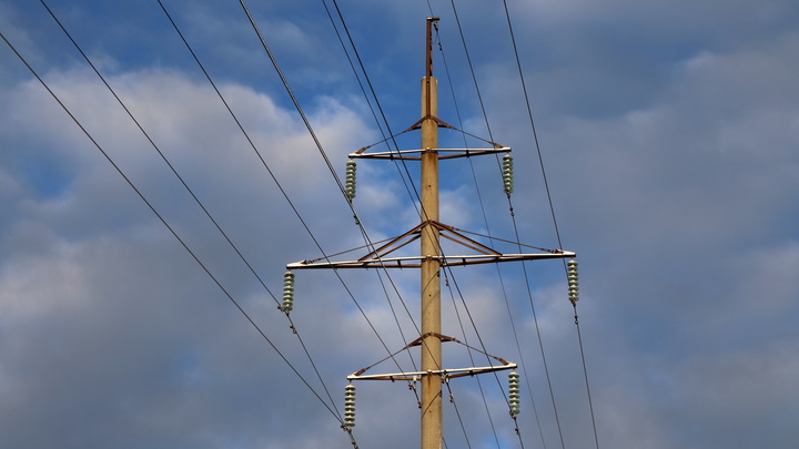 В Киеве потемнело: Обломки дронов зацепили линии электропередачи