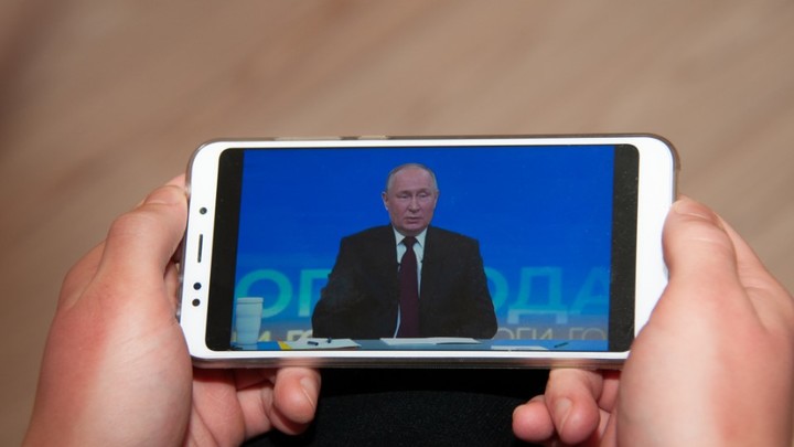 В Штатах смогли перевести слово халява: Путин насмехается над Зеленским - Bloomberg