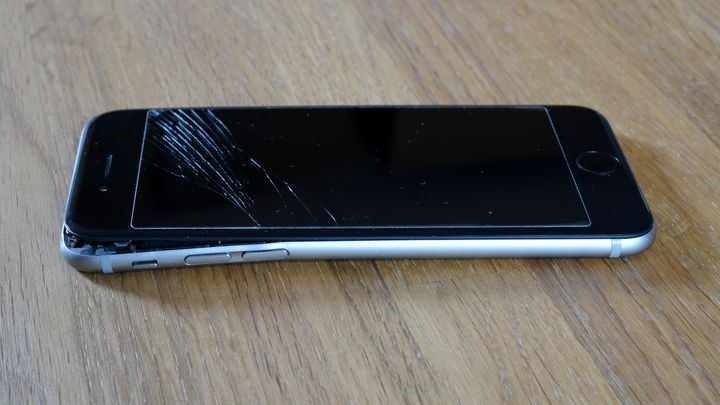 Трещины на смартфоне не только неприятность, но и опасность - предупреждение от эксперта