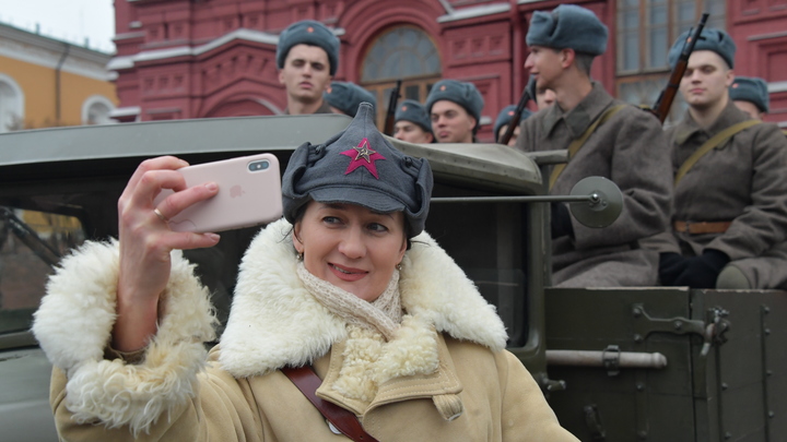 Сибирячке с детьми предложили службу по контракту для избавления от долгов