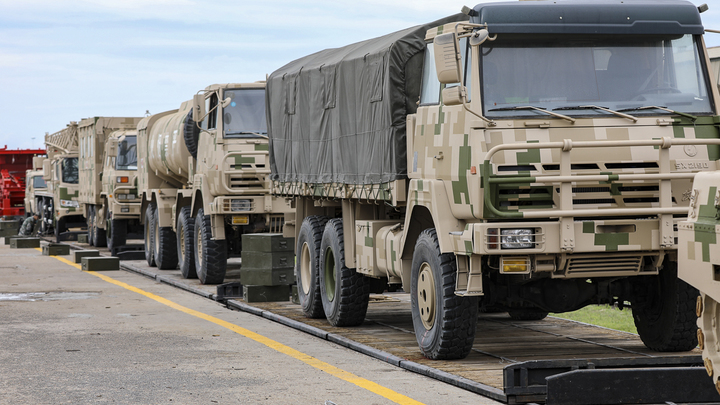 Через Новосибирск проехала колонна военной техники из Китая