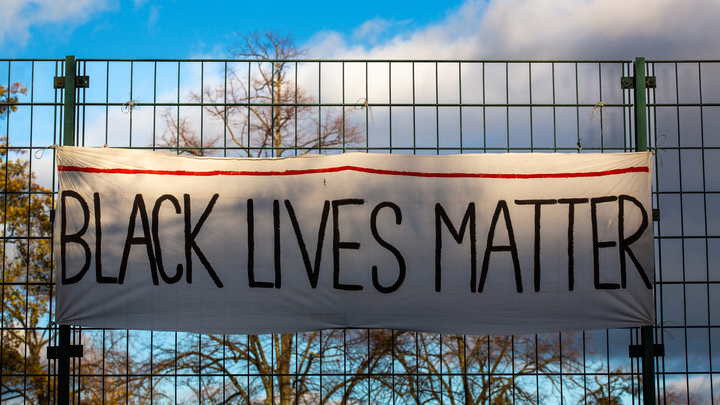 В США маленьких детей заставили маршировать с плакатами Black Lives Matter